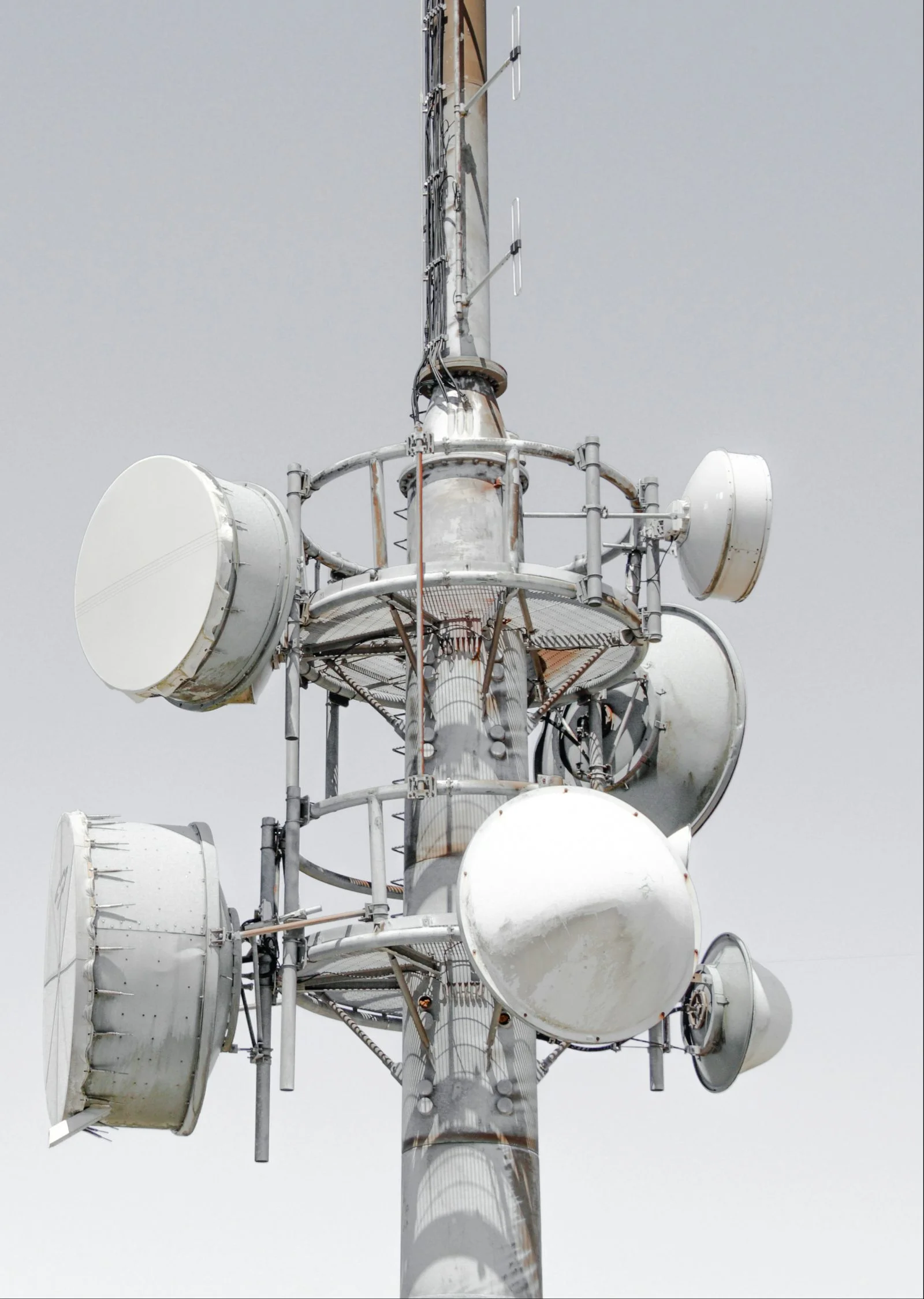 Infrastruktur Menara Base Transceiver Station (BTS)